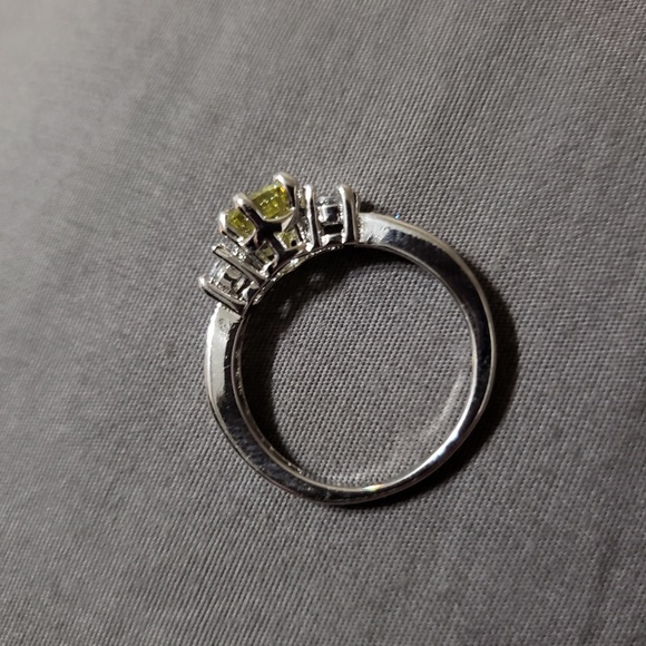 A ring - Picture 3 of 4